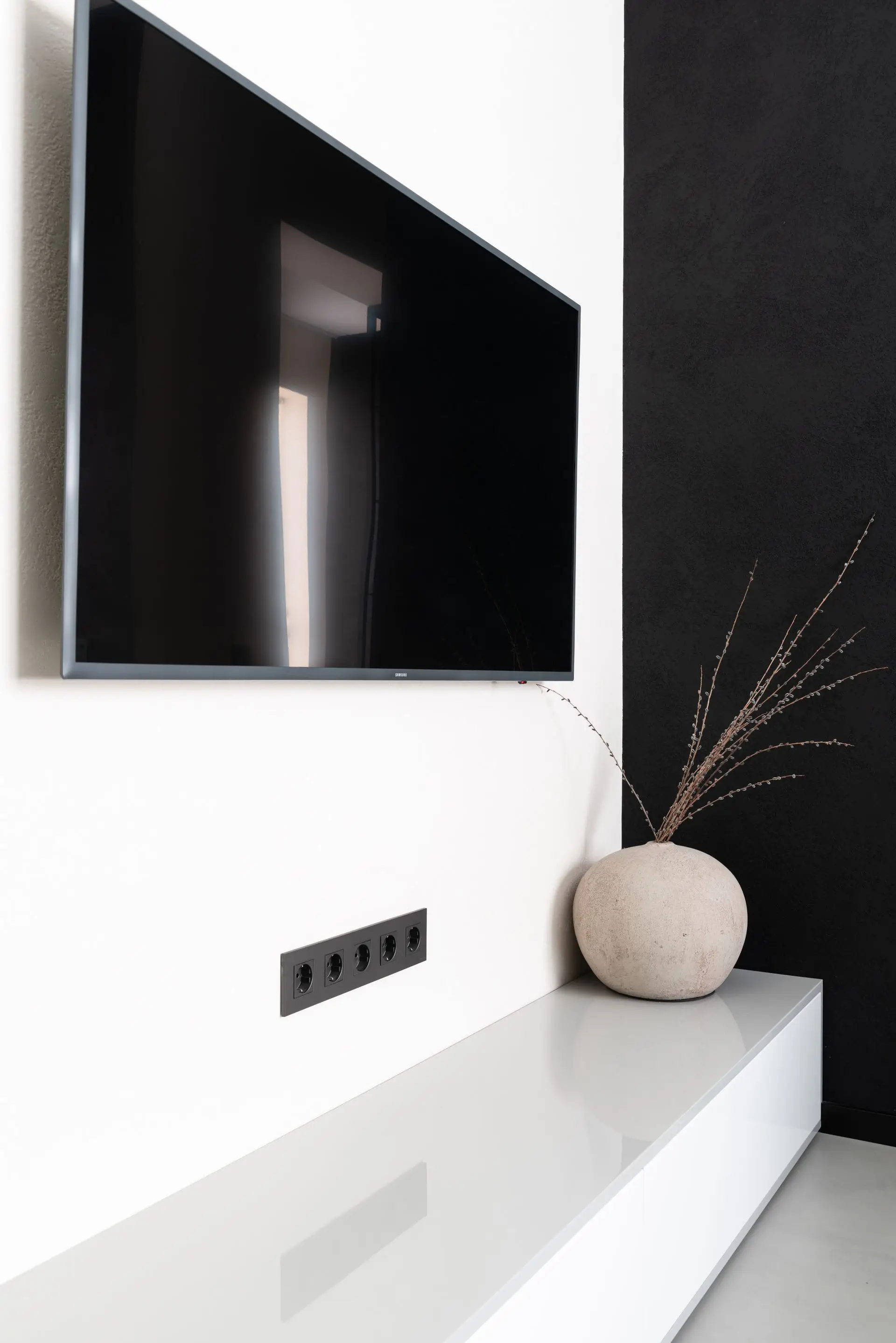 Moderner Fernseher in einem ruhigen Wohnraum