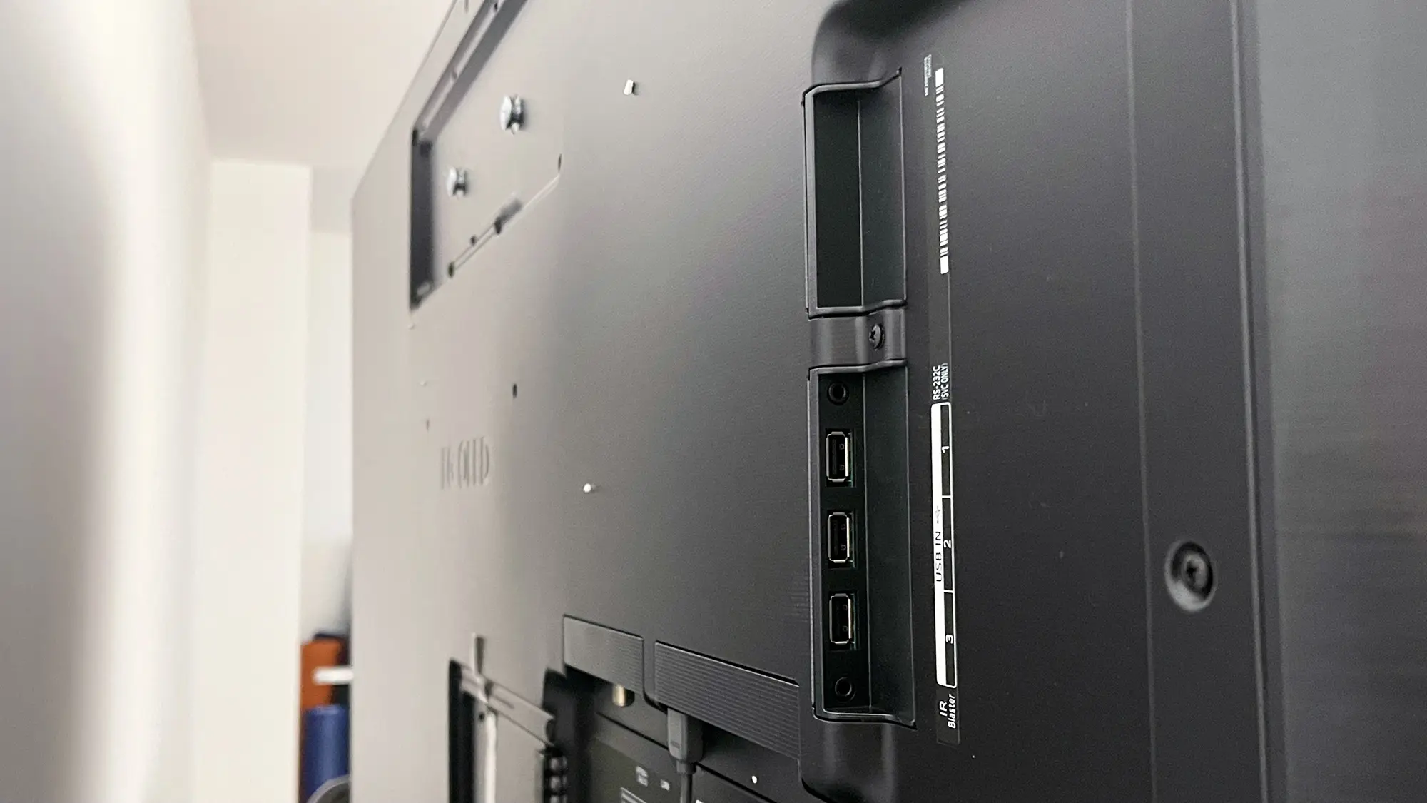 Rückseite eines Fernsehers mit HDMI-Anschlüssen